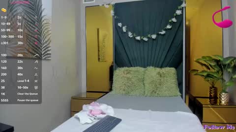 Snapshot of slut_milf4u chatting on 02-13-25, 11:17 Paola online show from 02-13-25, 11:17