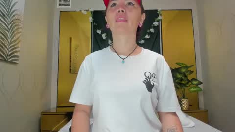 Snapshot of slut_milf4u chatting on 02-19-25, 11:28 Paola online show from 02-19-25, 11:28