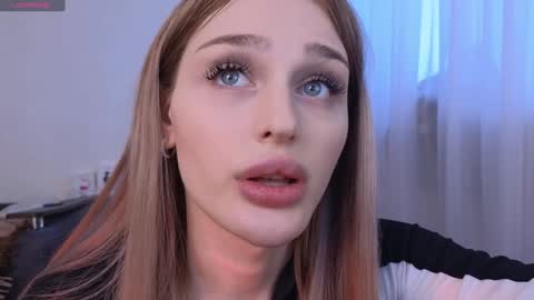 Snapshot of smanuna chatting on 12-15-24, 09:24 Manuna online show from 12-15-24, 09:24