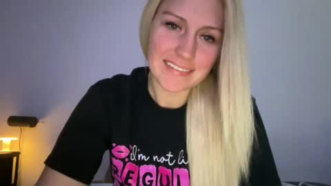 Snapshot of smexxii93 chatting on 12-17-25, 06:03 smexxii93 online show from 12-17-25, 06:03