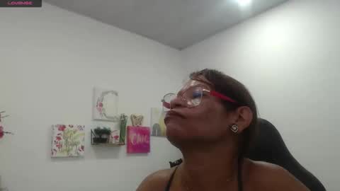 Snapshot of smilet_milf chatting on 10-29-25, 01:46 Smileth online show from 10-29-25, 01:46