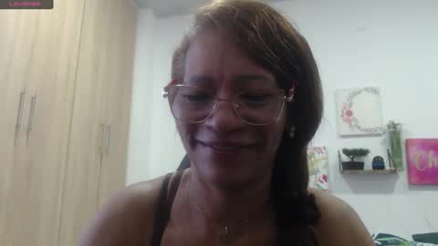 Snapshot of smilet_milf chatting on 11-18-25, 12:31 Smileth online show from 11-18-25, 12:31