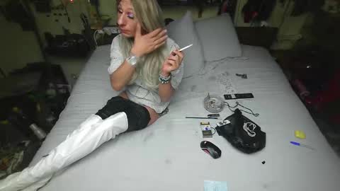 Snapshot of smokeslut365 chatting on 10-18-25, 09:04 smokeslut365 online show from 10-18-25, 09:04