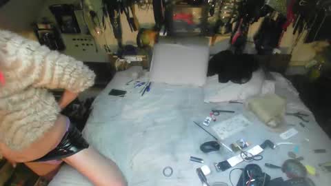 Snapshot of smokeslut365 chatting on 10-31-25, 01:39 smokeslut365 online show from 10-31-25, 01:39