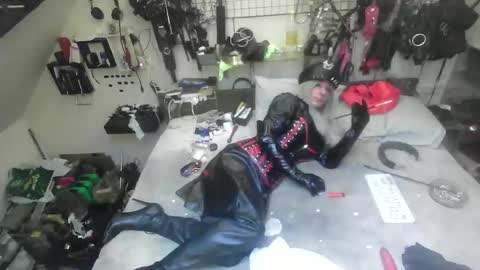 Snapshot of smokeslut365 chatting on 11-25-25, 02:44 smokeslut365 online show from 11-25-25, 02:44