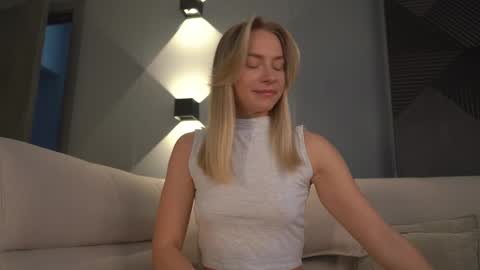 Snapshot of snow_is_falling chatting on 03-11-25, 09:24 Candice Snow online show from 03-11-25, 09:24