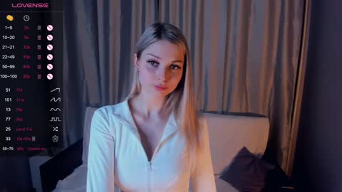 Snapshot of so__sweet chatting on 02-08-25, 07:38 Alice - Birthday Girl online show from 02-08-25, 07:38