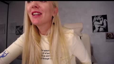 Snapshot of so_sexy_monna chatting on 02-22-25, 02:19 Monna online show from 02-22-25, 02:19