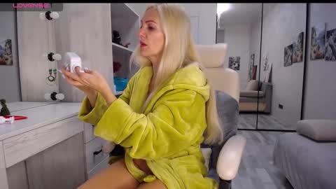 Snapshot of so_sexy_monna chatting on 11-06-25, 06:42 Monna online show from 11-06-25, 06:42