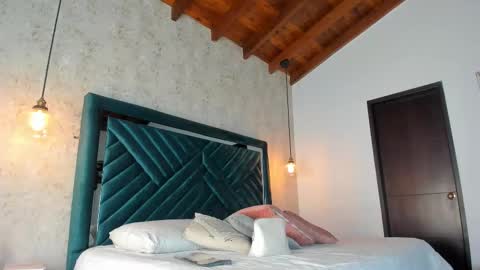 Snapshot of sofi_moreno chatting on 10-31-25, 11:22 Sofi online show from 10-31-25, 11:22