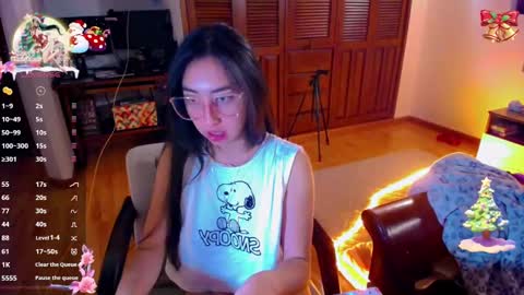 Snapshot of sofia_vanner chatting on 12-17-24, 04:01 SOFIA online show from 12-17-24, 04:01