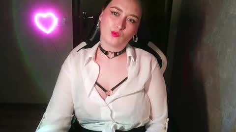 Snapshot of sonibear chatting on 09-18-25, 10:45 OksiFels online show from 09-18-25, 10:45