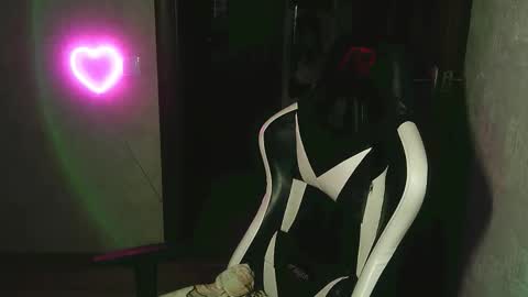 Snapshot of sonibear chatting on 09-24-25, 11:30 OksiFels online show from 09-24-25, 11:30