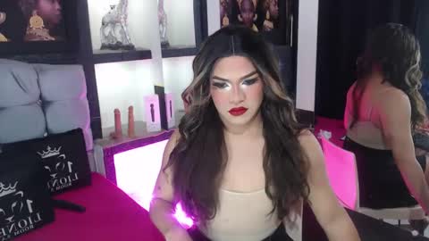 sophia_hott01 online show from 10-06-25, 12:35