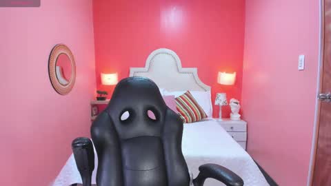 Snapshot of sophie_grays chatting on 10-22-25, 08:52 S O P H I E online show from 10-22-25, 08:52