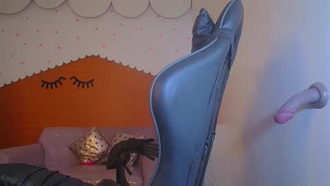 Snapshot of sophie_t_ chatting on 12-18-24, 07:26 Sofia online show from 12-18-24, 07:26