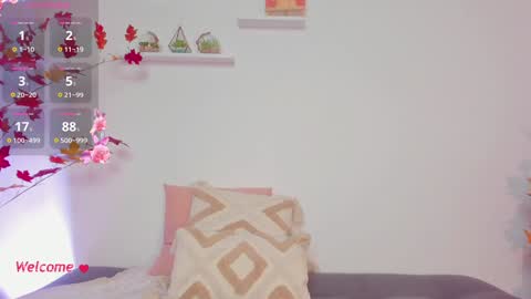 Snapshot of sophiehuntt chatting on 12-08-24, 06:17 Sophie Hunt online show from 12-08-24, 06:17