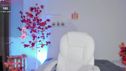 Snapshot of sophiehuntt chatting on 02-03-25, 11:05 Sophie Hunt online show from 02-03-25, 11:05