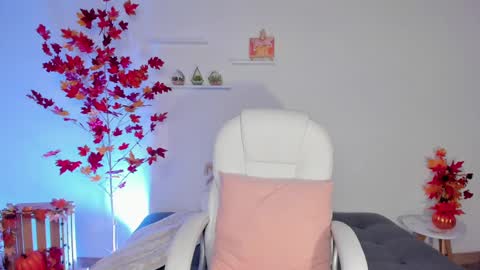 Snapshot of sophiehuntt chatting on 02-10-25, 12:08 Sophie Hunt online show from 02-10-25, 12:08