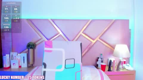 Snapshot of sophiesinclair chatting on 03-10-26, 01:05 Sophie online show from 03-10-26, 01:05