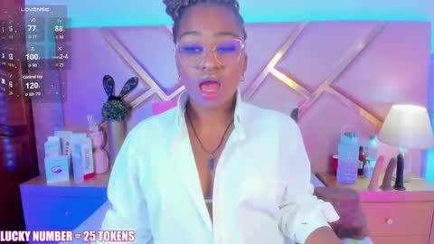 Snapshot of sophiesinclair chatting on 03-28-26, 01:00 Sophie online show from 03-28-26, 01:00