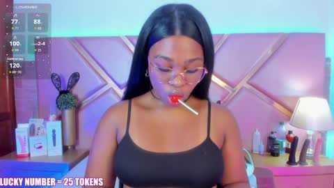 Snapshot of sophiesinclair chatting on 04-10-26, 12:43 Sophie online show from 04-10-26, 12:43