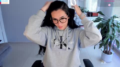 Snapshot of soyabby_ chatting on 01-13-25, 09:42 Luisa online show from 01-13-25, 09:42