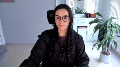 Snapshot of soyabby_ chatting on 01-14-25, 09:41 Luisa online show from 01-14-25, 09:41