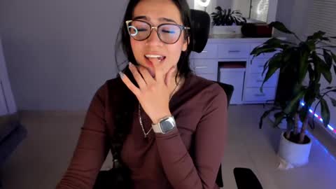 Snapshot of soyabby_ chatting on 01-15-25, 03:54 Luisa online show from 01-15-25, 03:54