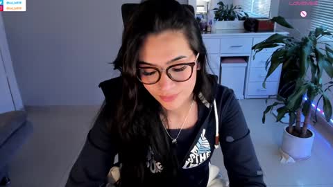 Snapshot of soyabby_ chatting on 01-15-25, 10:35 Luisa online show from 01-15-25, 10:35