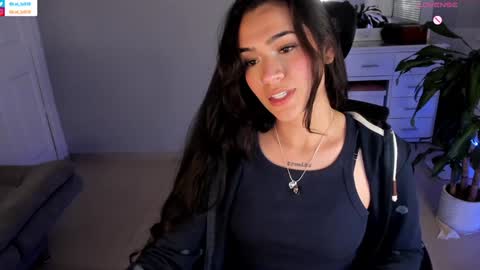 Snapshot of soyabby_ chatting on 01-16-25, 01:37 Luisa online show from 01-16-25, 01:37