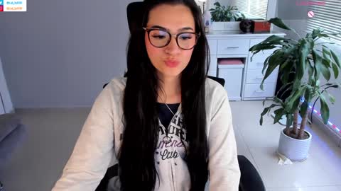 Snapshot of soyabby_ chatting on 01-17-25, 08:22 Luisa online show from 01-17-25, 08:22