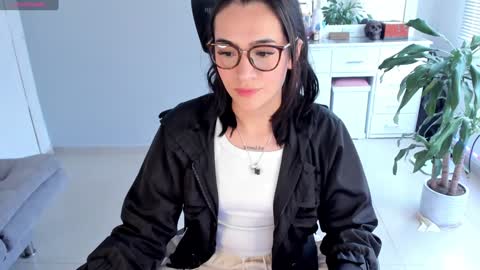 Snapshot of soyabby_ chatting on 01-19-25, 08:41 Luisa online show from 01-19-25, 08:41