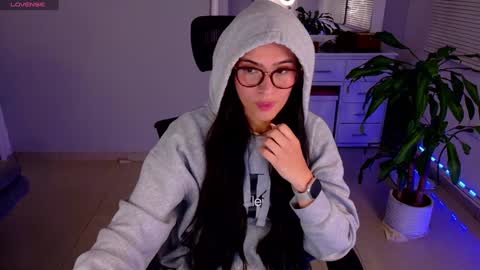 Snapshot of soyabby_ chatting on 01-25-25, 12:48 Luisa online show from 01-25-25, 12:48