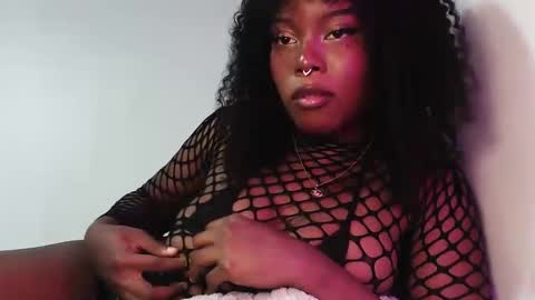 Soleil online show from 11-20-25, 02:28