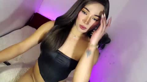 Snapshot of spicy_kinky chatting on 10-20-25, 05:30 Alora online show from 10-20-25, 05:30