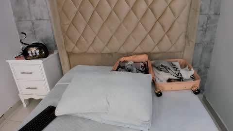 Snapshot of starbutterflyy_ chatting on 10-12-25, 04:00 STAR online show from 10-12-25, 04:00