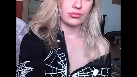 Snapshot of starlesseyes chatting on 11-05-25, 12:27 starlesseyes online show from 11-05-25, 12:27