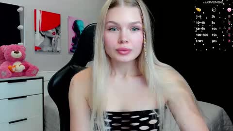 Snapshot of starlight_2004 chatting on 10-12-25, 06:12 Caroline online show from 10-12-25, 06:12