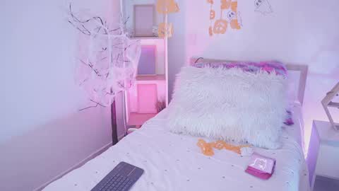 Snapshot of starwitch_ chatting on 10-21-25, 01:34 Yoko online show from 10-21-25, 01:34