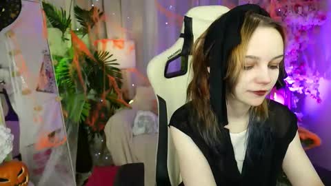 Snapshot of staymonica chatting on 10-29-25, 01:24 MONICA online show from 10-29-25, 01:24