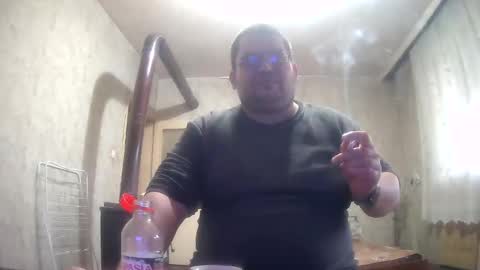 Snapshot of stefan90pt chatting on 12-17-25, 01:06 Stefan online show from 12-17-25, 01:06