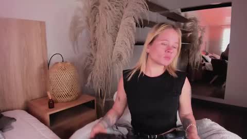 Stefanny   online show from 03-10-25, 12:48