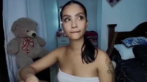 Im MiaIts my first day here  online show from 10-02-25, 02:29