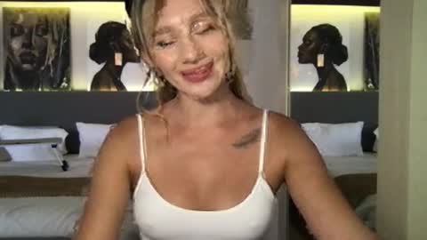 Stella online show from 10-31-25, 03:29