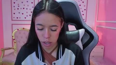 Snapshot of stephania_t chatting on 10-07-25, 12:24 Stephania online show from 10-07-25, 12:24