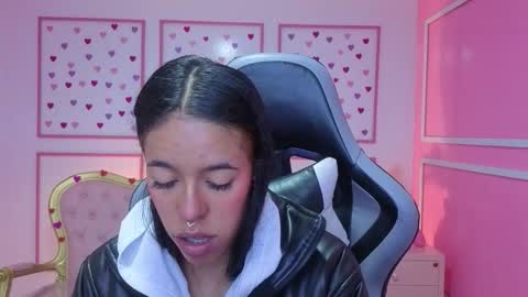 Snapshot of stephania_t chatting on 10-15-25, 11:43 Stephania online show from 10-15-25, 11:43