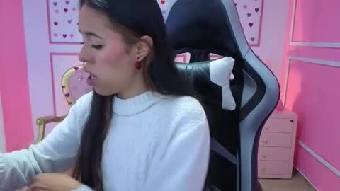 Snapshot of stephania_t chatting on 10-21-25, 12:28 Stephania online show from 10-21-25, 12:28