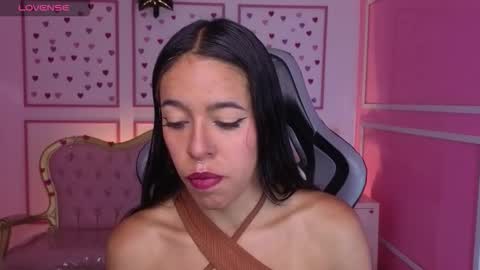 Snapshot of stephania_t chatting on 10-22-25, 11:32 Stephania online show from 10-22-25, 11:32