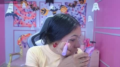 Snapshot of stephania_t chatting on 10-28-25, 11:47 Stephania online show from 10-28-25, 11:47